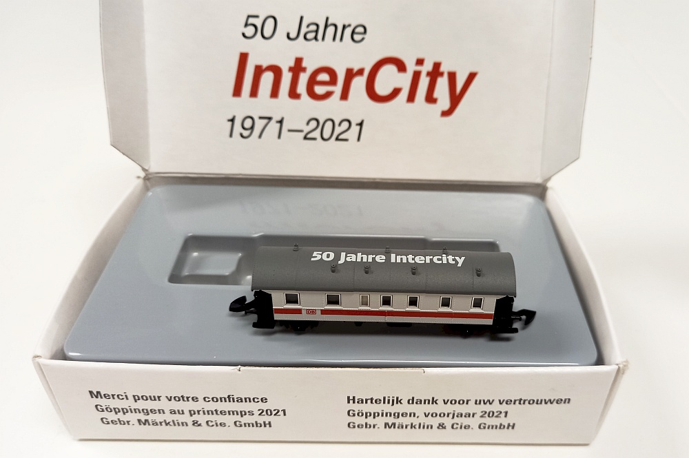 Personenwagen weis Messe 21 Z - limitiert / Messemodell Nürnberg (trotz ausgefallener Messe) /175 Jahre Jubiläum 50 Jahre InterCity / 2 achsiger Personenwagen weis mit rotem Streifen