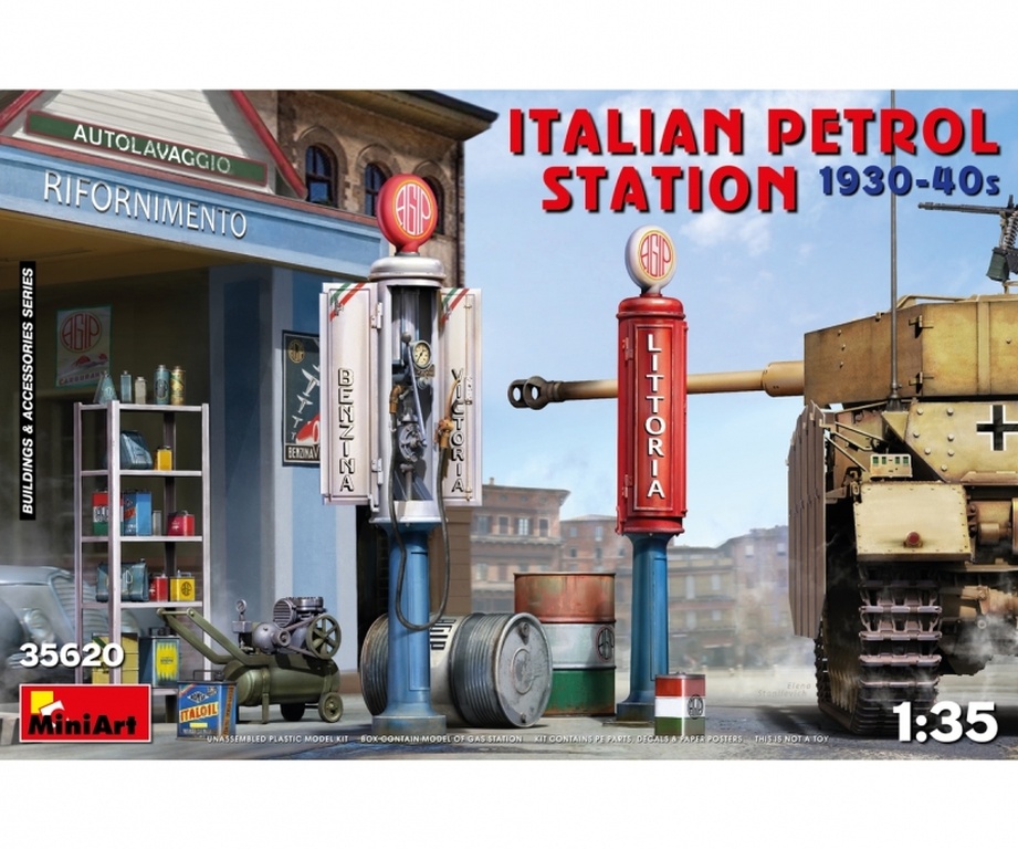 Italian Petrol Station 1930-4 - 1:35 Ital. Zapfsäulen-Set m. Zub.1930-40