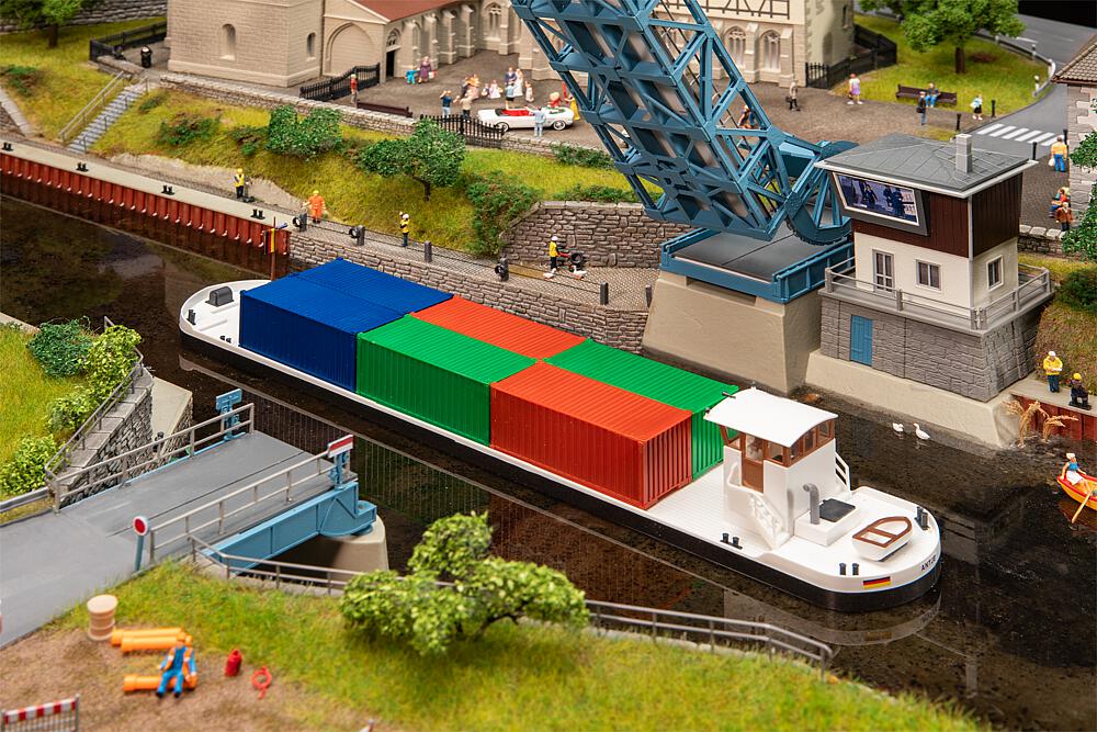 Flussfrachter mit Containern