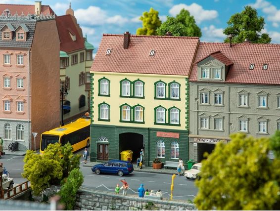 Stadthaus mit Modellbaugeschä